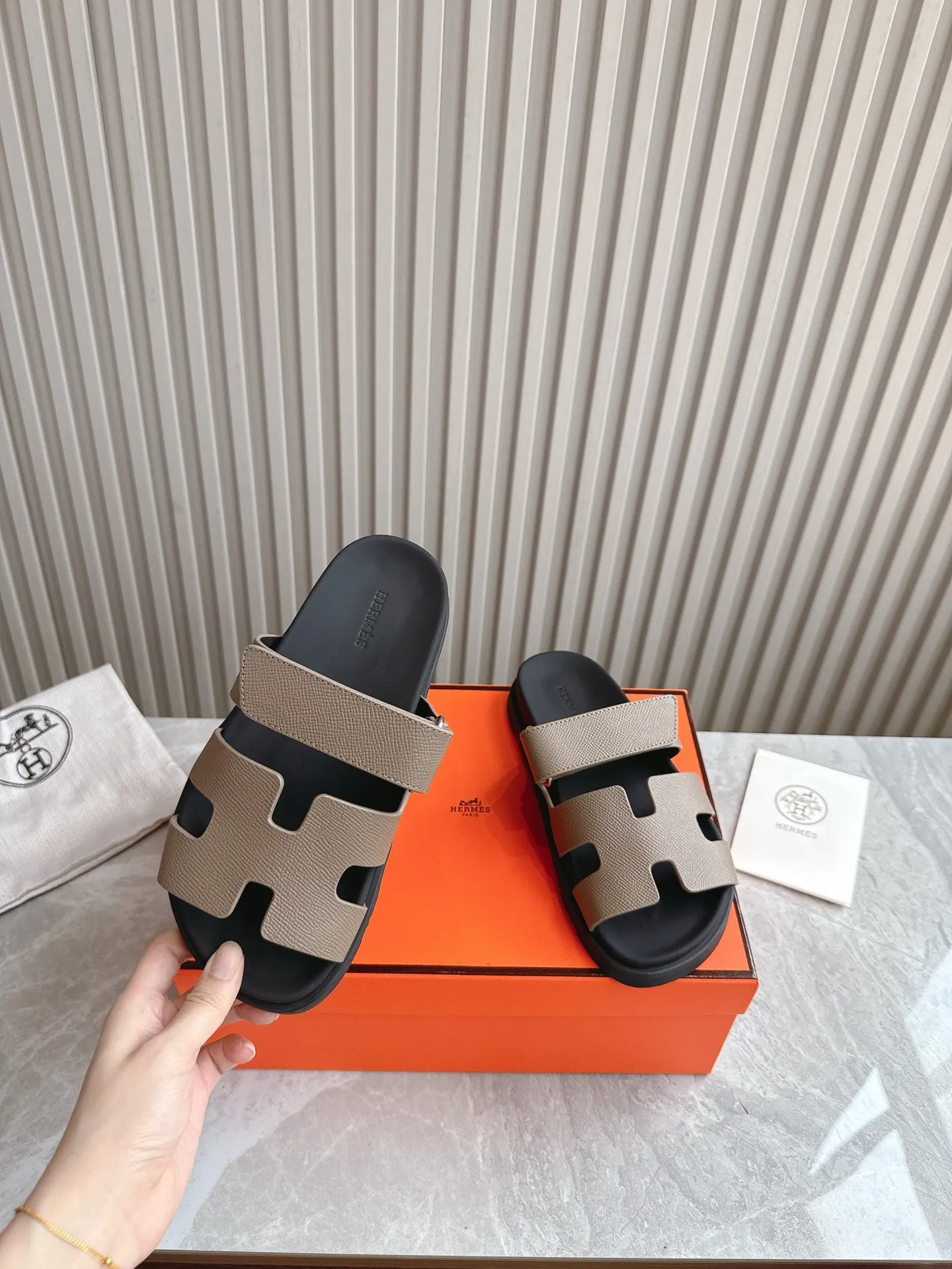 p480🐮🐮Couple model (top version) H family 2024 spring and summer new style HERMES Hermes' recently popular couple model pig nose angle sandals and slippers, paired with various colorful socks, popular. Upper: imported original deerskin (the genuine leather edging is not ordinary super migration). Lining: imported genuine leather. Outsole: Tpu non-slip and wear-resistant outsole. Size: Female 35-42 (40/42 non-returnable and non-exchangeable) Male size: 39-45 (45 non-refundable and non-exchangeable)